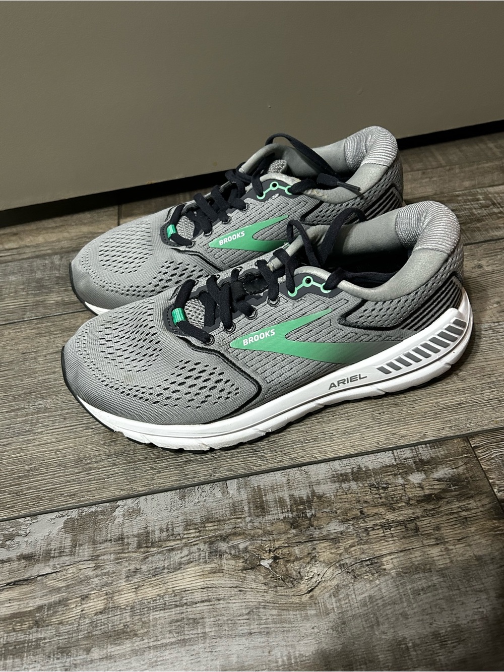 Women's Brooks Ariel 20 running shoes in the alloy and green colorway